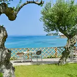 Bella Vista Sea View Apartments, By Zantewize *